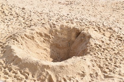 Двух мальчиков насмерть завалило песком во время игры