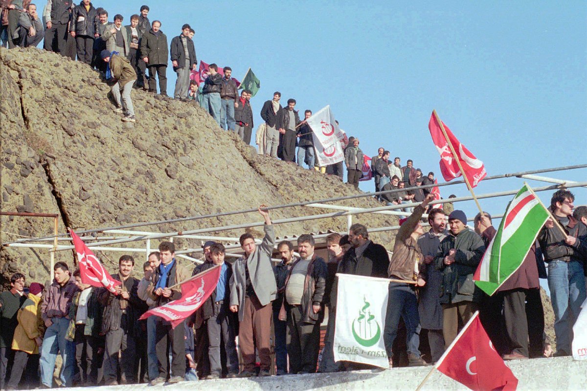 Сотни прочеченски настроенных турок встречают паром «Аврасия» в устье пролива Босфор недалеко от Стамбула. 19 января 1996 года