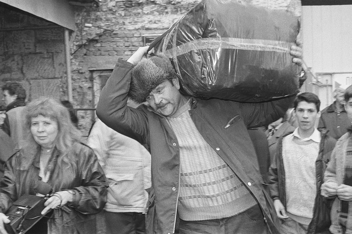 Пассажиры, бывшие несколько дней заложниками у террористов в Турции, в порту Сочи. 23 января 1996 года