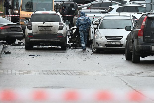 Сотрудники спецслужб работают на месте взрыва автомобиля генерал-лейтенанта Фанила Сарварова