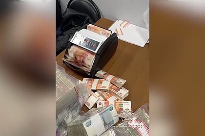 Набитый деньгами черный чемодан из сгоревшей почты в российском регионе попал на видео