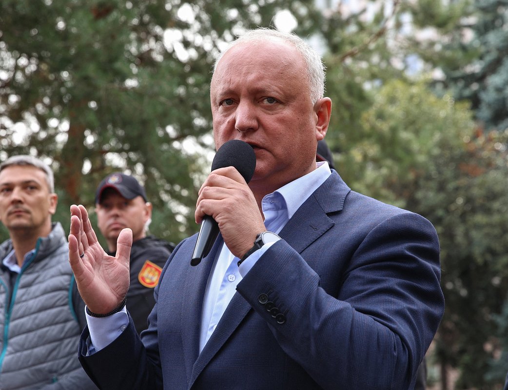 Лидер Партии социалистов Молдовы Игорь Додон обращается к своим сторонникам у здания парламента после объявления результатов парламентских выборов в Кишиневе, Молдавия, 29 сентября 2025 года