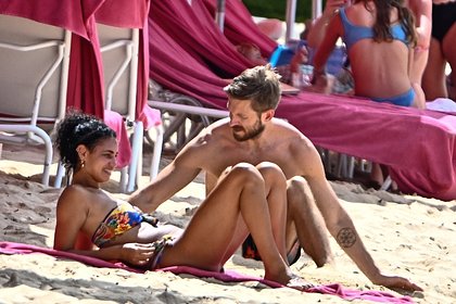 Фигура телеведущей в крошечном бикини на фото папарацци вызвала споры в сети