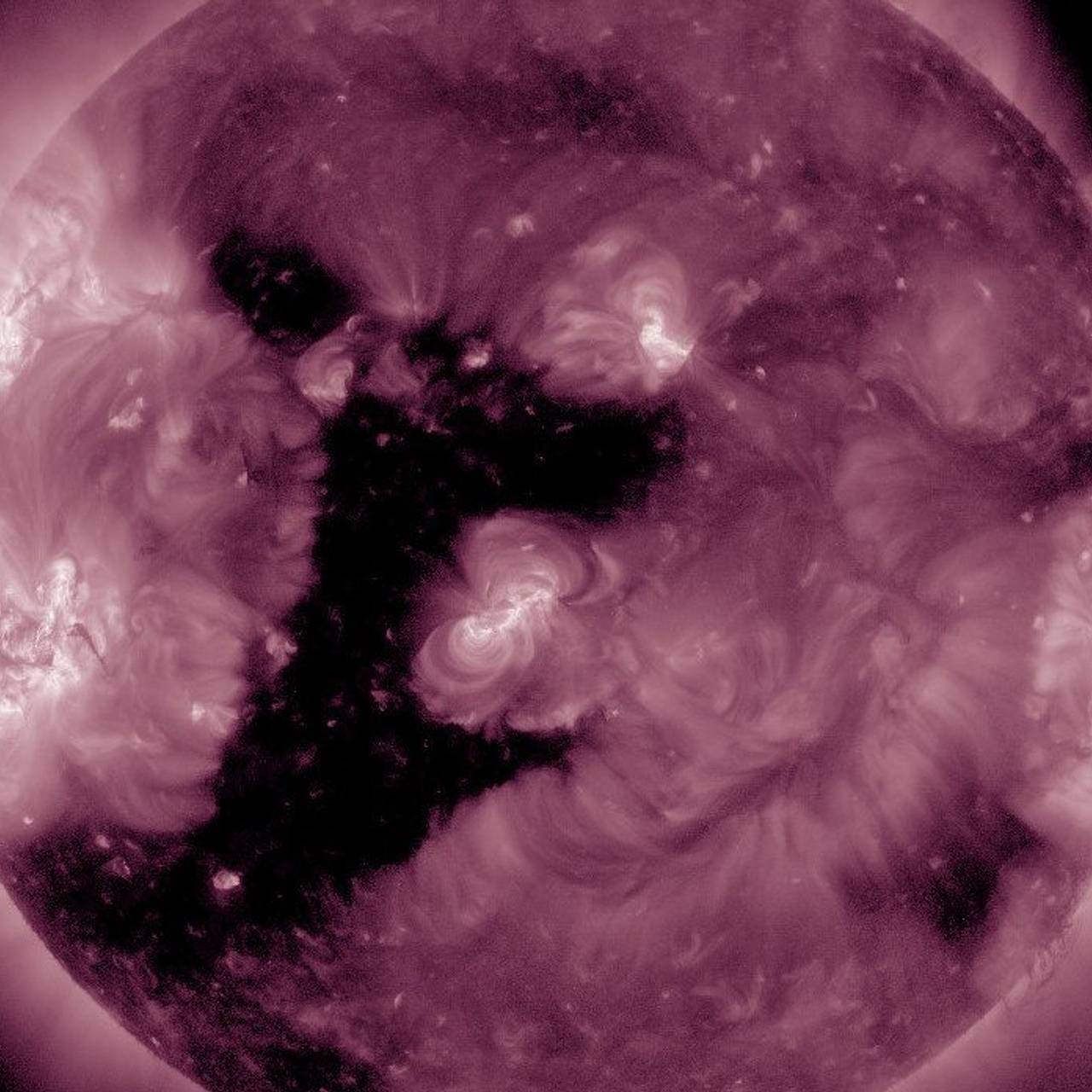 На Солнце образовалась крупная корональная дыра необычной формы