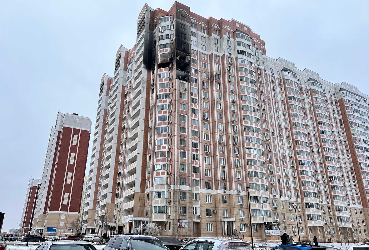 Поврежденный в результате атаки БПЛА со стороны ВСУ многоквартирный дом в Левенцовском микрорайоне Ростова-на-Дону, 14 января 2026 года