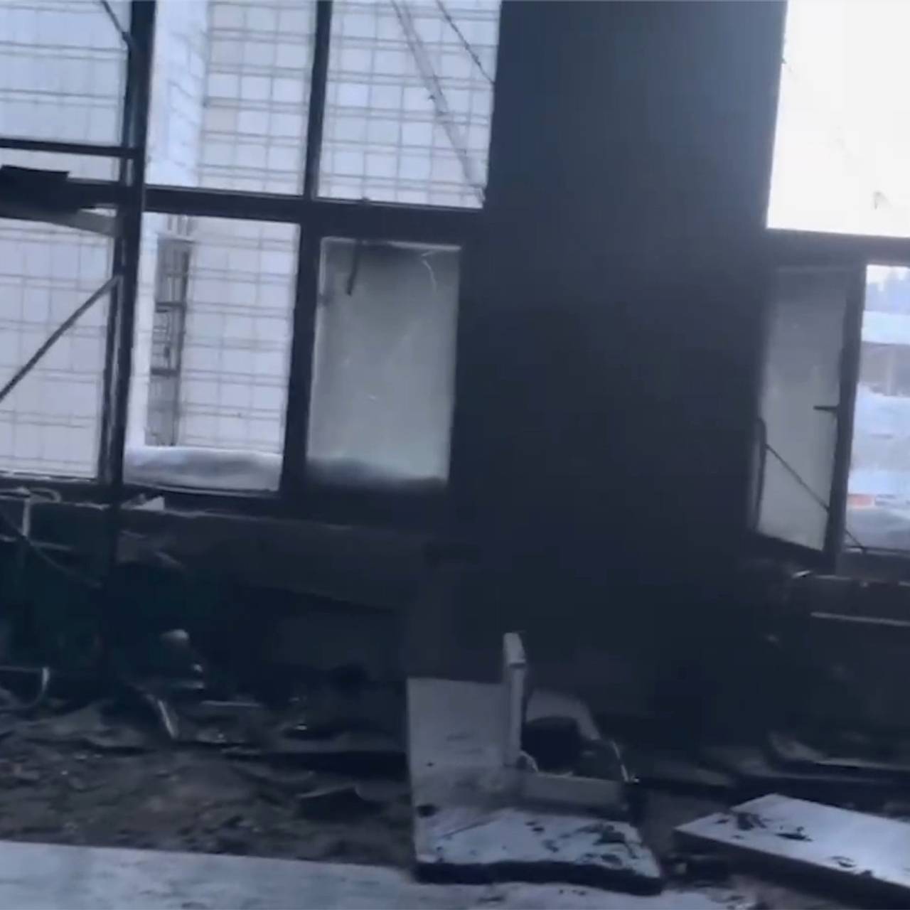 Сгоревшая аудитория после взрыва в центре подготовки МВД России попала на видео