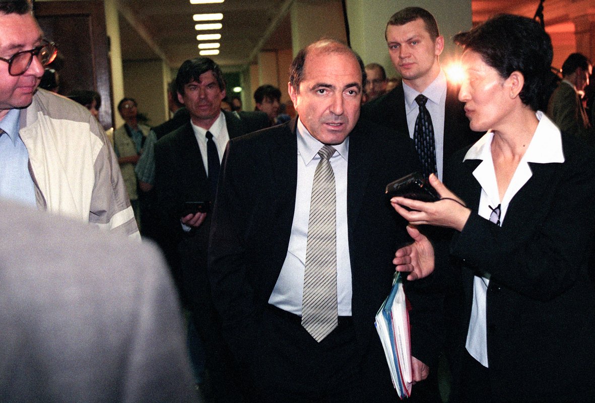 Депутат Борис Березовский в перерыве между заседаниями Госдумы отвечает на вопросы журналистов, 2000 год