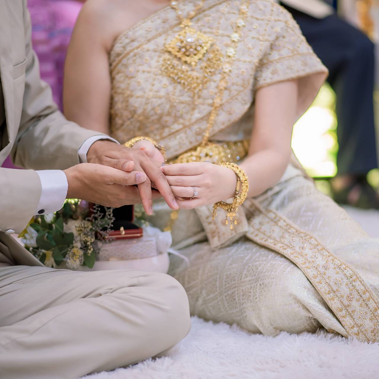 На ехавших в поезде молодоженов упал строительный кран через день после свадьбы