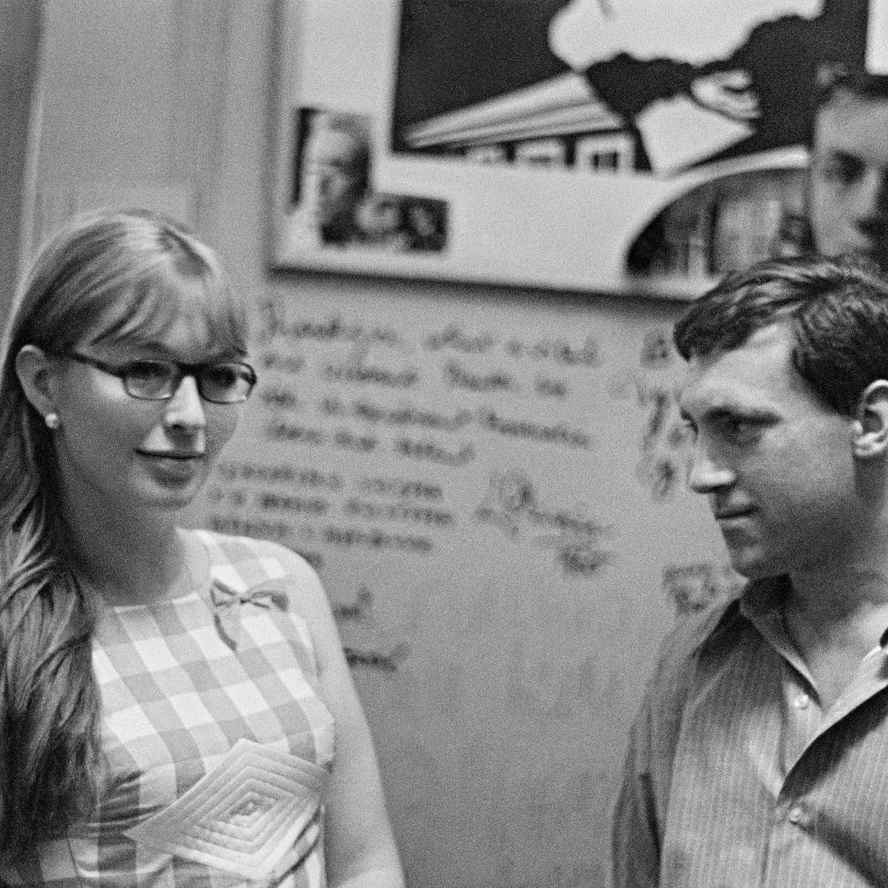 Влади передала любовную переписку с Высоцким в Росархив с одной просьбой