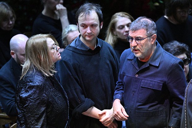 Вдова Игоря Золотовицкого, актриса Вера Харыбина с сыном, Алексеем Золотовицким и режиссер Евгений Гришковец (слева направо)