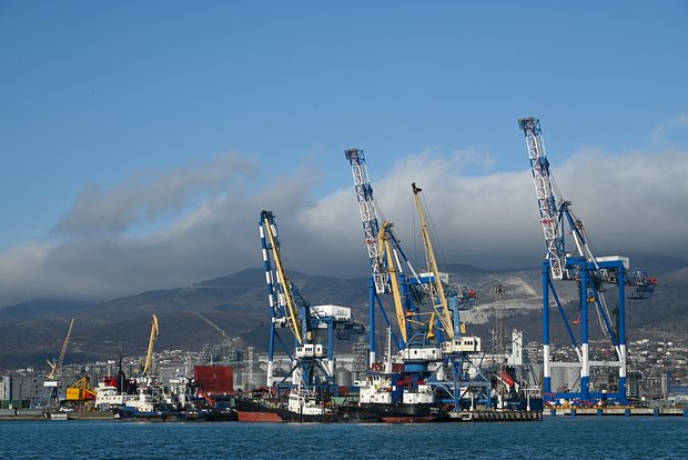 Новороссийск. Контейнерный терминал в торговом порту