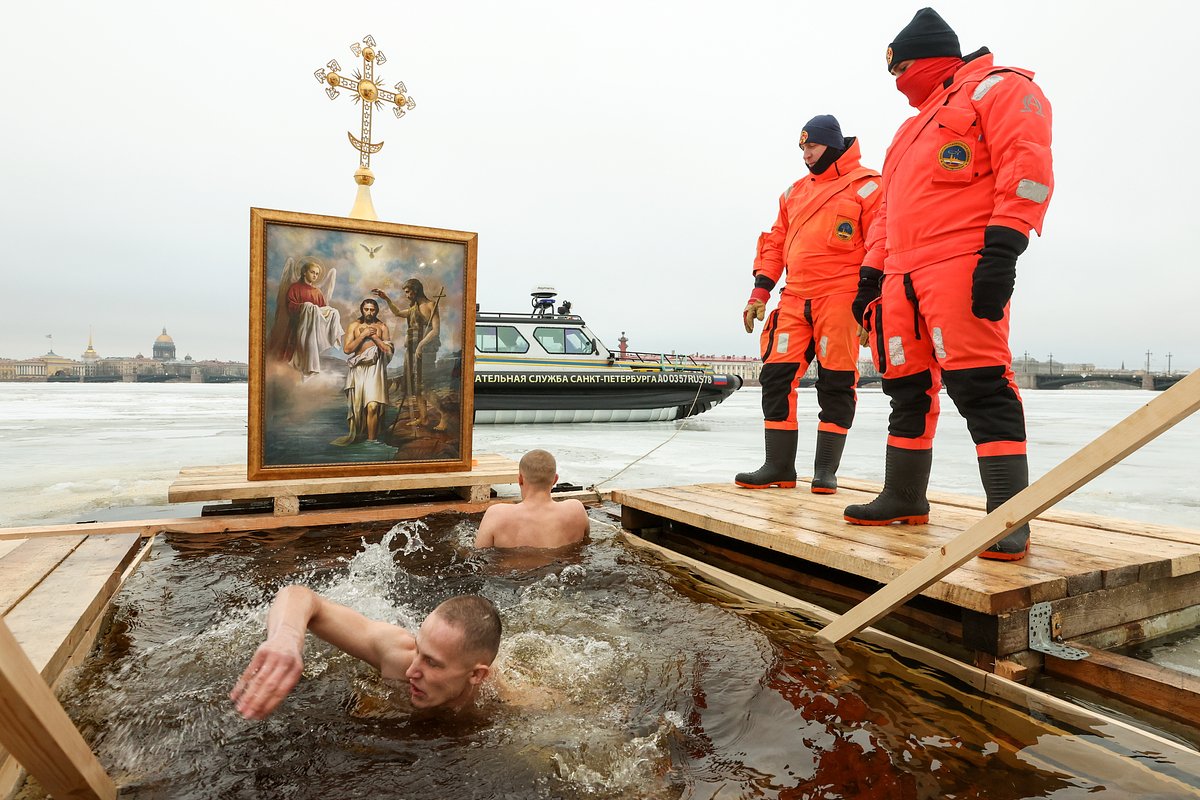 Сотрудники спасательной службы во время крещенских купаний около купели в реке Неве около Петропавловской крепости