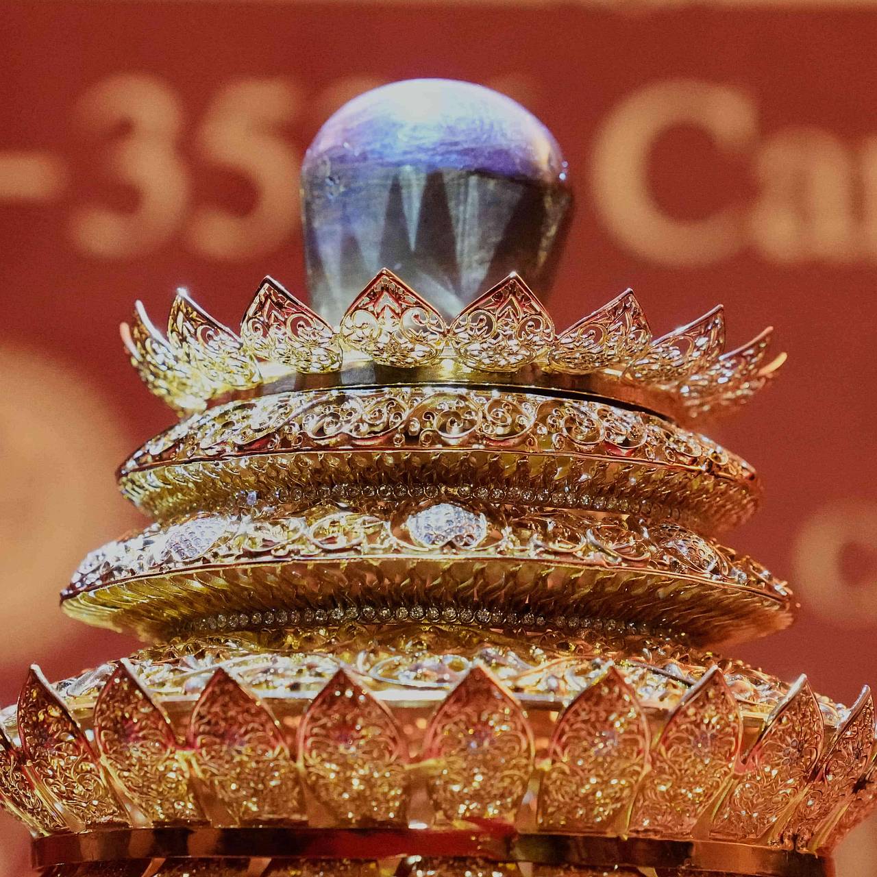 В Шри-Ланке продемонстрировали редчайший фиолетовый звездчатый сапфир в 3,6 тысячи карат