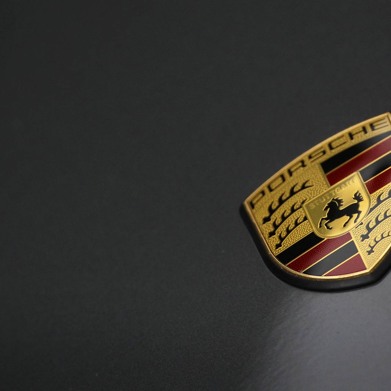 Названа причина массовых сбоев работы автомобилей Porsche и BMW в России