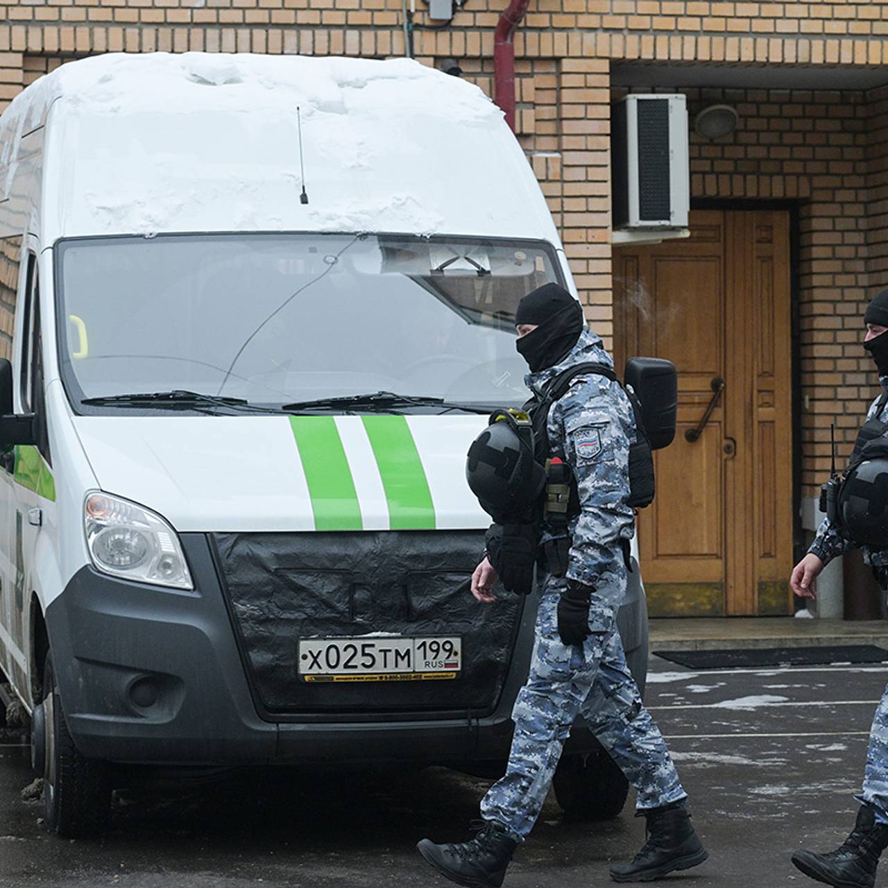 Судебные приставы вскрыли двери квартиры Долиной