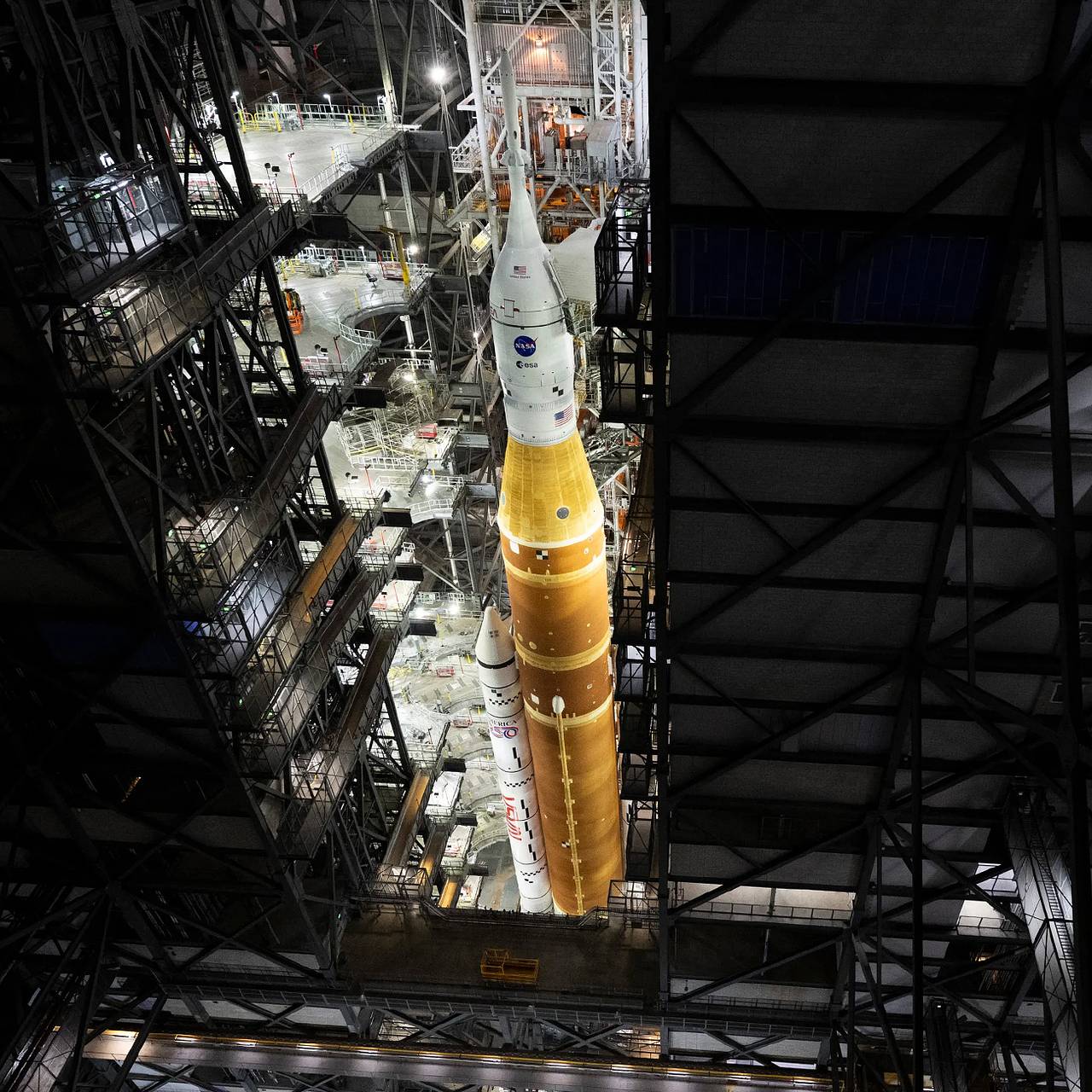 Сверхтяжелую ракету США установили на стартовый стол для пуска с экипажем к Луне