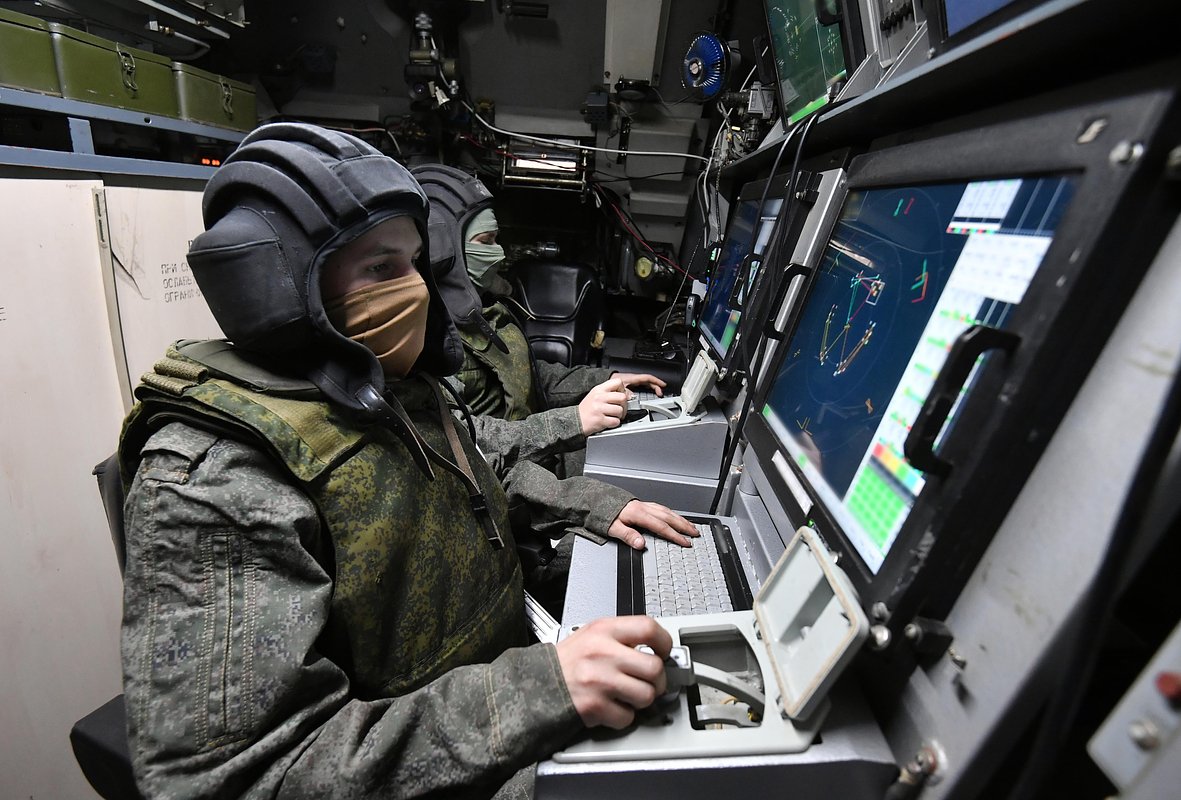 Российские военнослужащие в машине боевого управления сил ПВО во время работы по целям противника в небе над Запорожской областью
