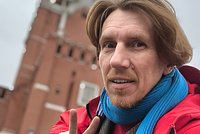 Актер из сериалов «След» и «СашаТаня» внезапно умер. Артист скончался прямо на автобусной остановке