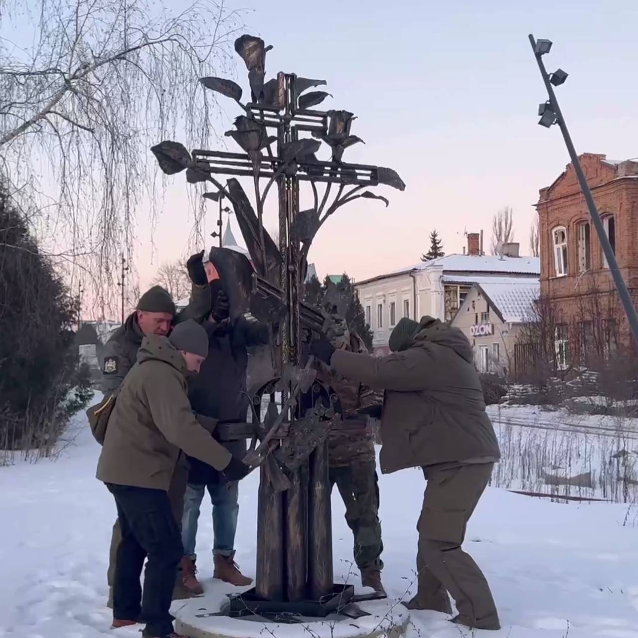 Выкованный из вражеского оружия крест установили в российском городе