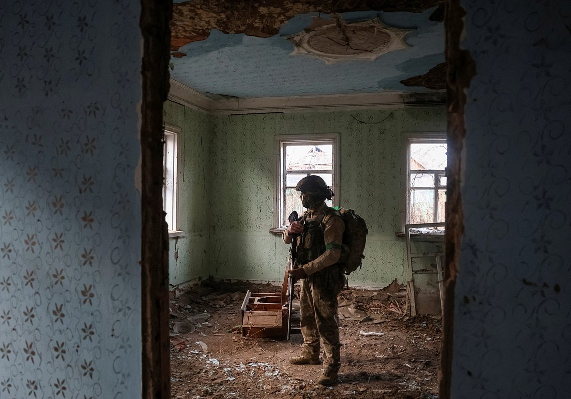 Военнослужащий 49-го отдельного штурмового батальона Вооруженных сил Украины (ВСУ) прячется от российского беспилотника в здании, Константиновка, Донецкая народная республика (ДНР), Россия, 7 декабря 2025 года