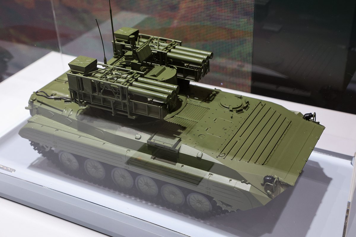 Макет ЗРК «Крона-Э» на шасси боевой машины пехоты