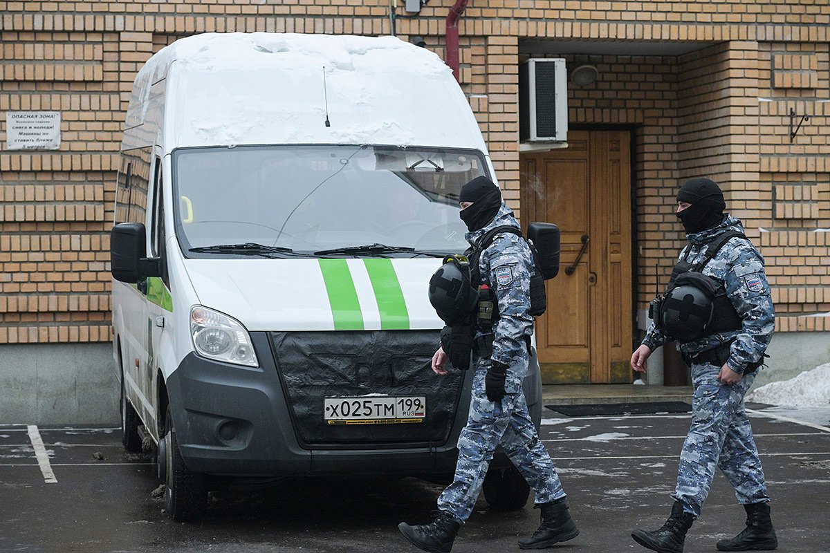 Сотрудники Федеральной службы судебных приставов у дома певицы Ларисы Долиной