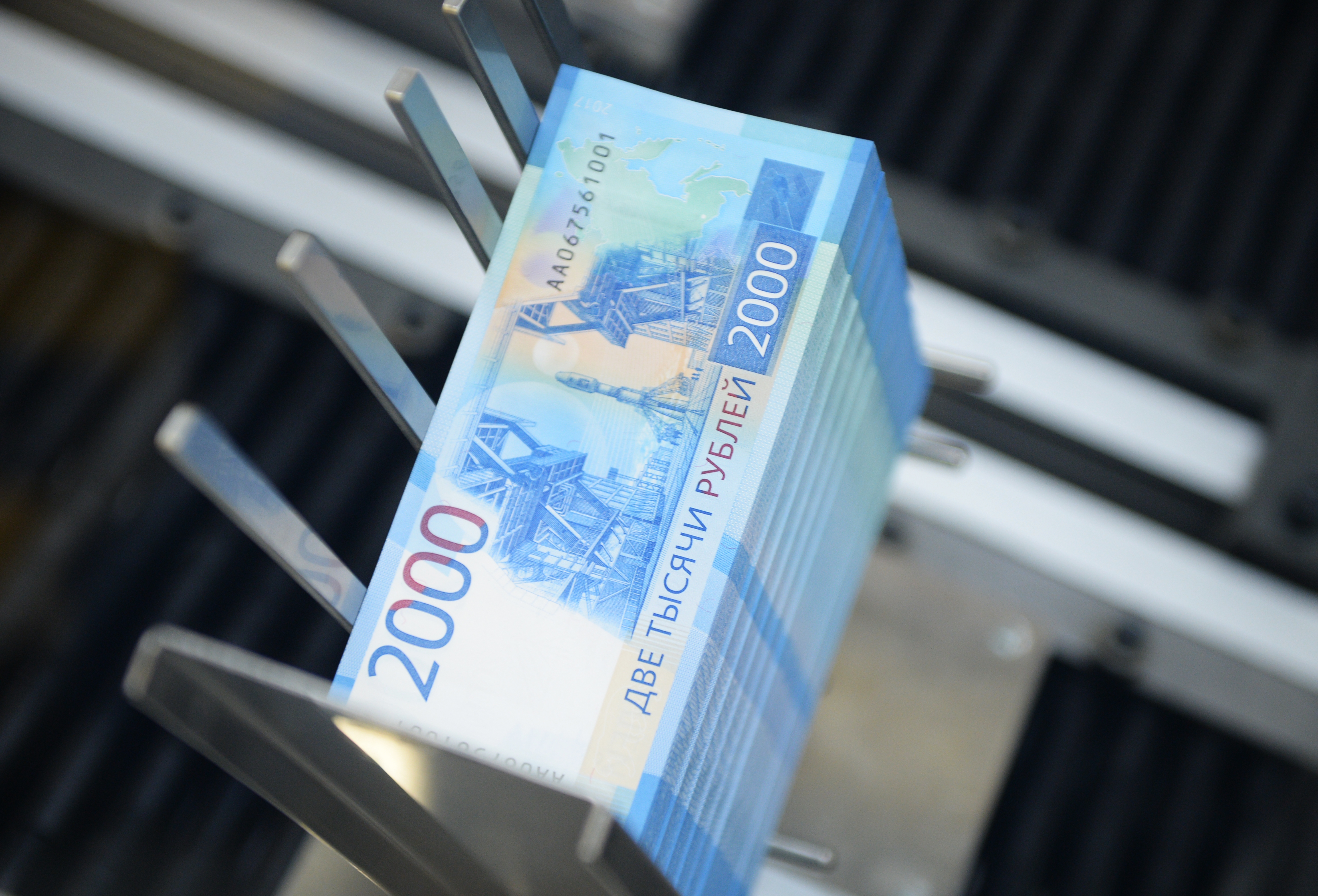 Низкий&nbsp; дефицит федерального бюджета в России объяснили