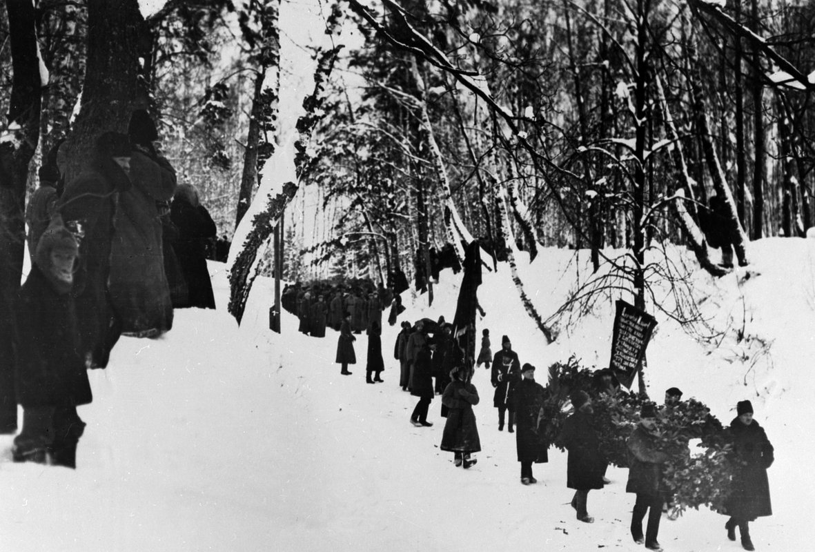 Траурное шествие с гробом В. И. Ленина через парк в Горках к железнодорожной станции, 23 января 1924 года
