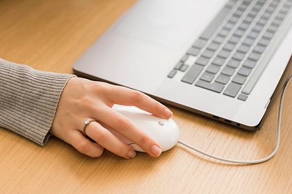 Девушка опубликовала интимные фотографии любовницы отца на сайте для эскортниц