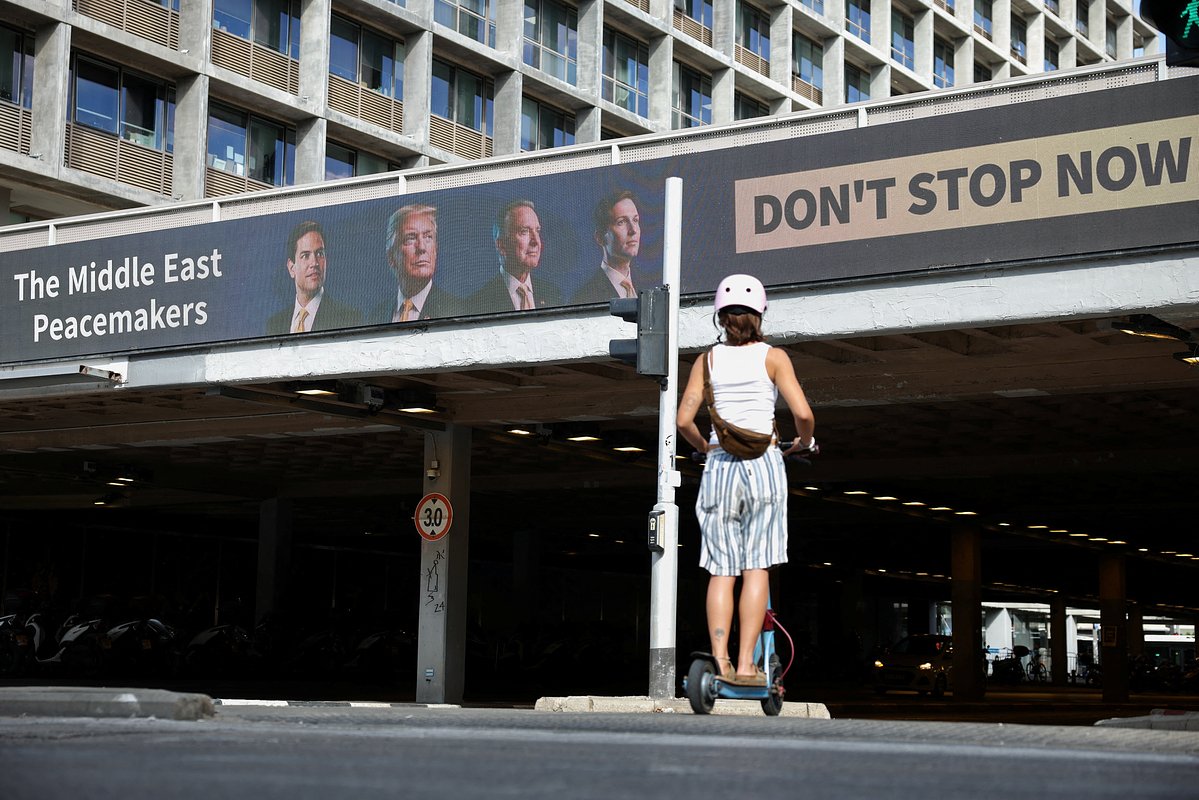 Плакат с изображением госсекретаря США Марко Рубио, президента США Дональда Трампа, спецпосланника президента США Стивена Уиткоффа и зятя Дональда Трампа Джареда Кушнера в Тель-Авиве, Израиль, 12 октября 2025 года