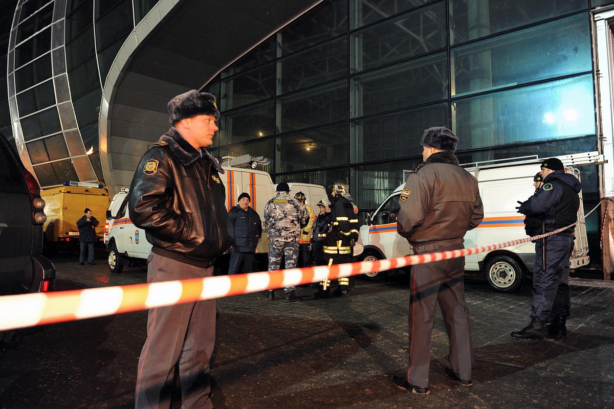 Сотрудники правоохранительных органов у здания аэропорта Домодедово после теракта