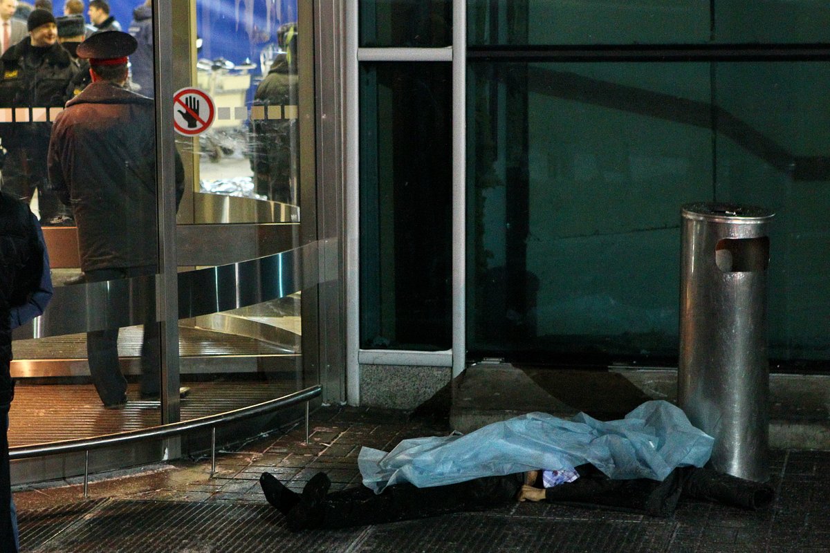 Тело погибшего при взрыве в аэропорту Домодедово