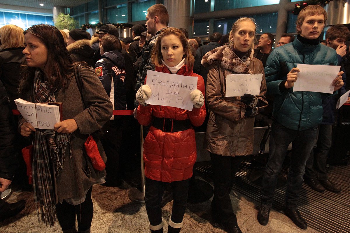Москвичи, приехавшие в аэропорт Домодедово на своих автомобилях, предлагают пострадавшим бесплатно отвезти их до метро. 24 января 2011 года