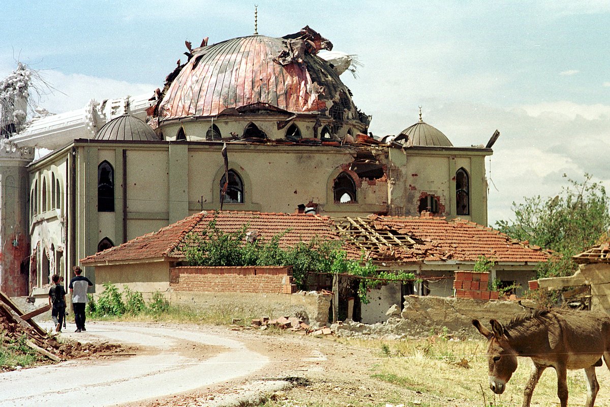 Разрушенная мечеть в центре города Матейце, Македония, 19 июня 2001 года. Мечеть была уничтожена македонскими военными во время ожесточенных боев