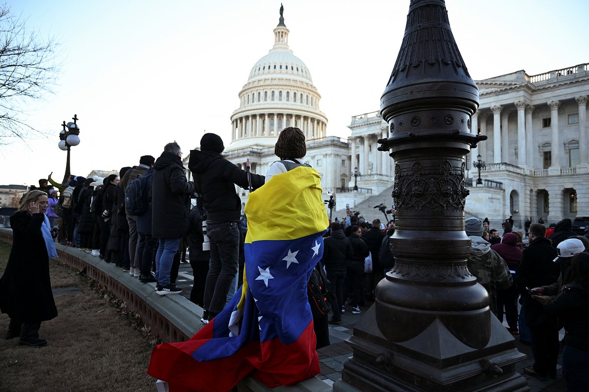 Человек, укрытый флагом Венесуэлы, стоит у здания Капитолия США. Вашингтон, округ Колумбия, США, 15 января 2026 года