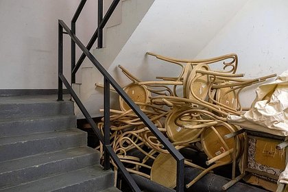 Россиянам назвали способы избавиться от соседского хлама в подъезде