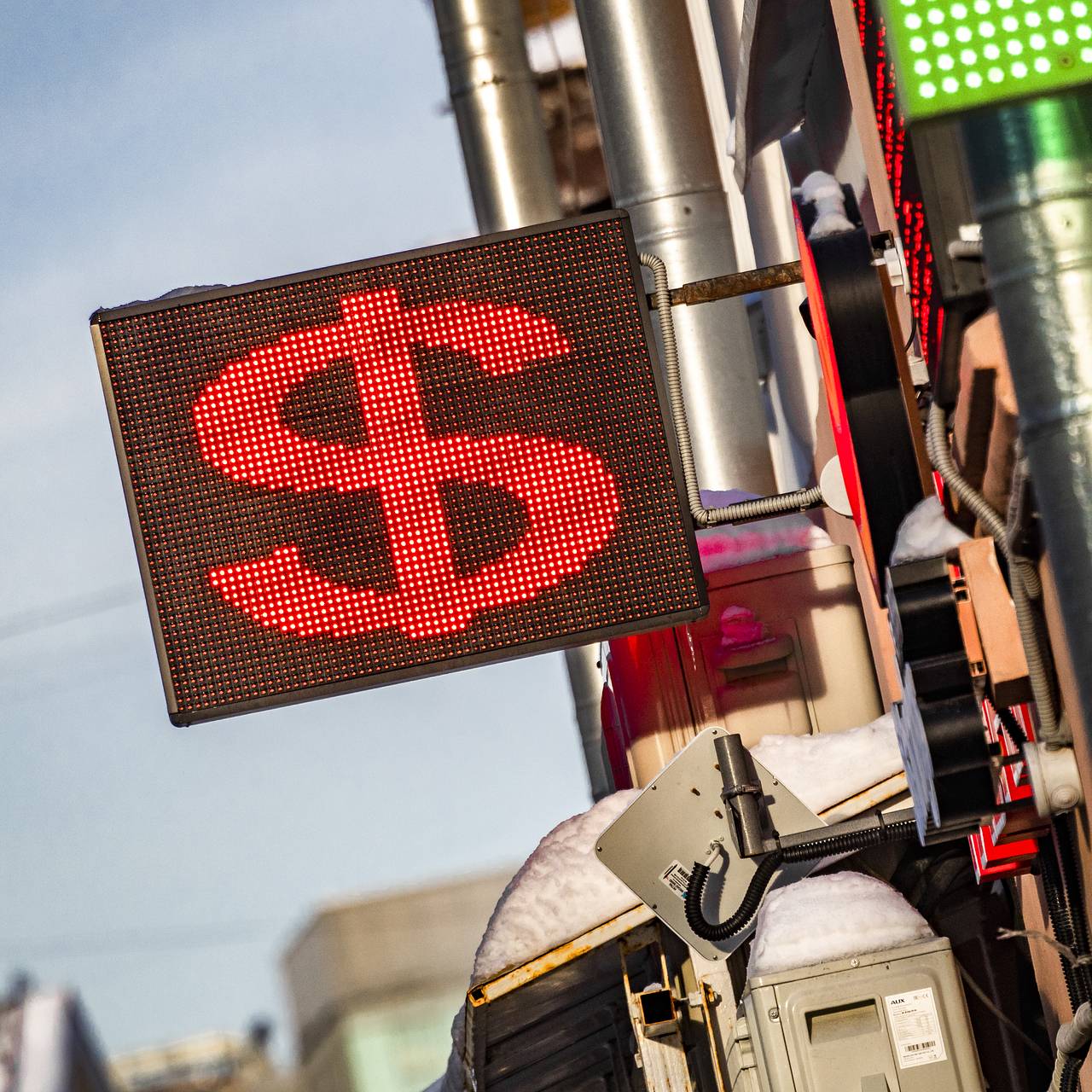 ЦБ опустил курс доллара до минимума с начала года