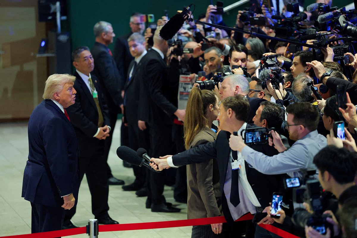 Президент США Дональд Трамп выступает перед СМИ во время 56-й ежегодной встречи Всемирного экономического форума (ВЭФ) в Давосе, Швейцария, 21 января 2026 года