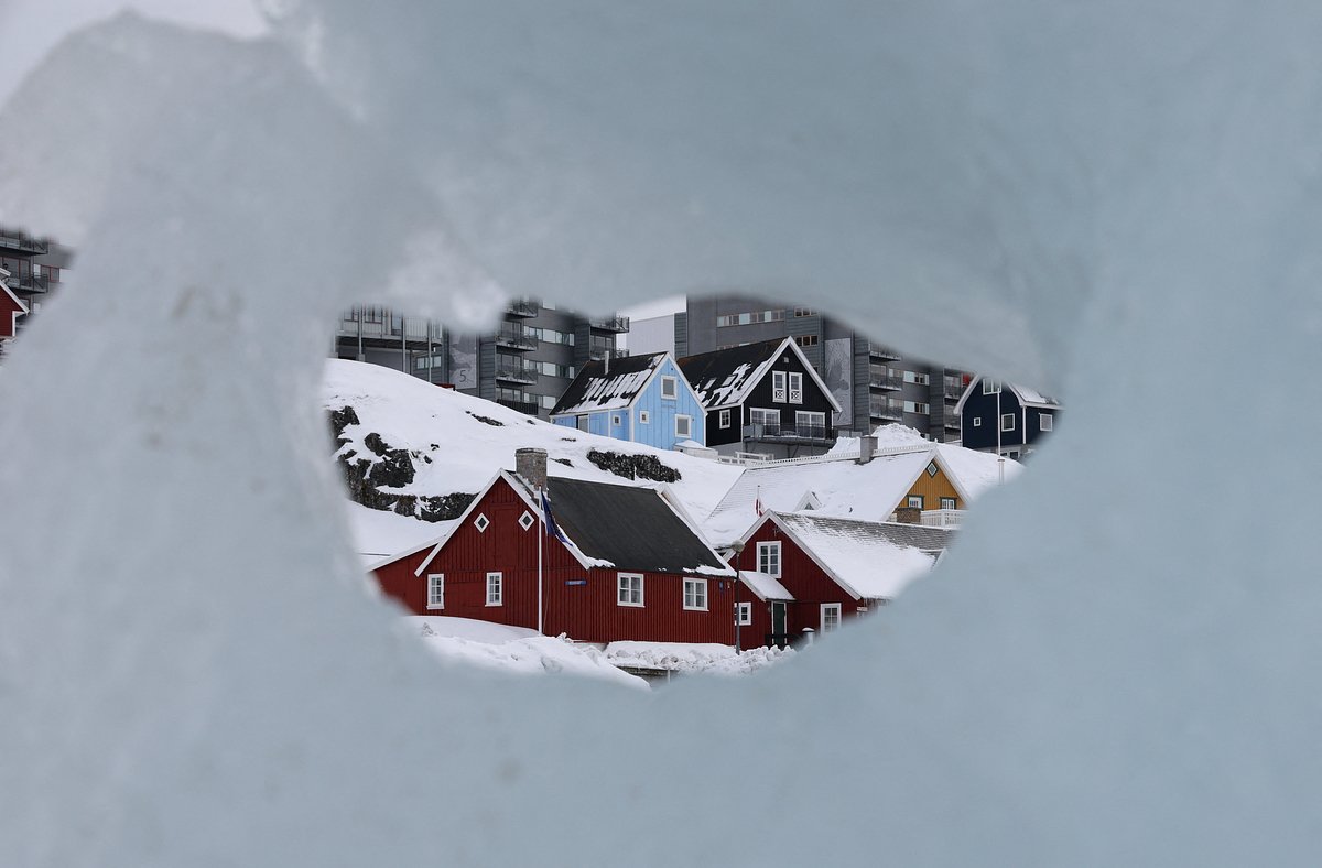 Вид сквозь прорубь во льду на пляже Старого города Нуук, Гренландия, 29 марта 2025 года