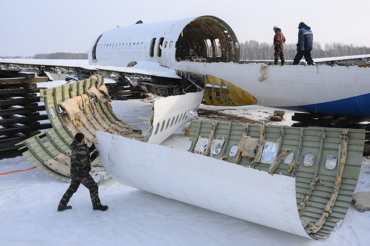 31.01.2025 Рабочие распиливают фюзеляж самолета