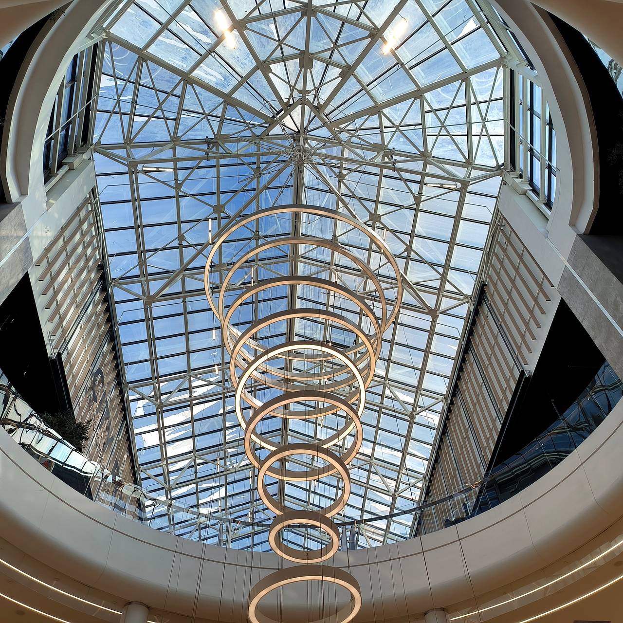 Охранник сбежал после смертельной драки с россиянином в торговом центре