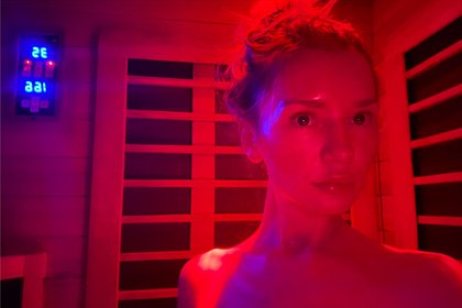 Обманувшая американцев русская мошенница показала лицо без макияжа на фото из сауны