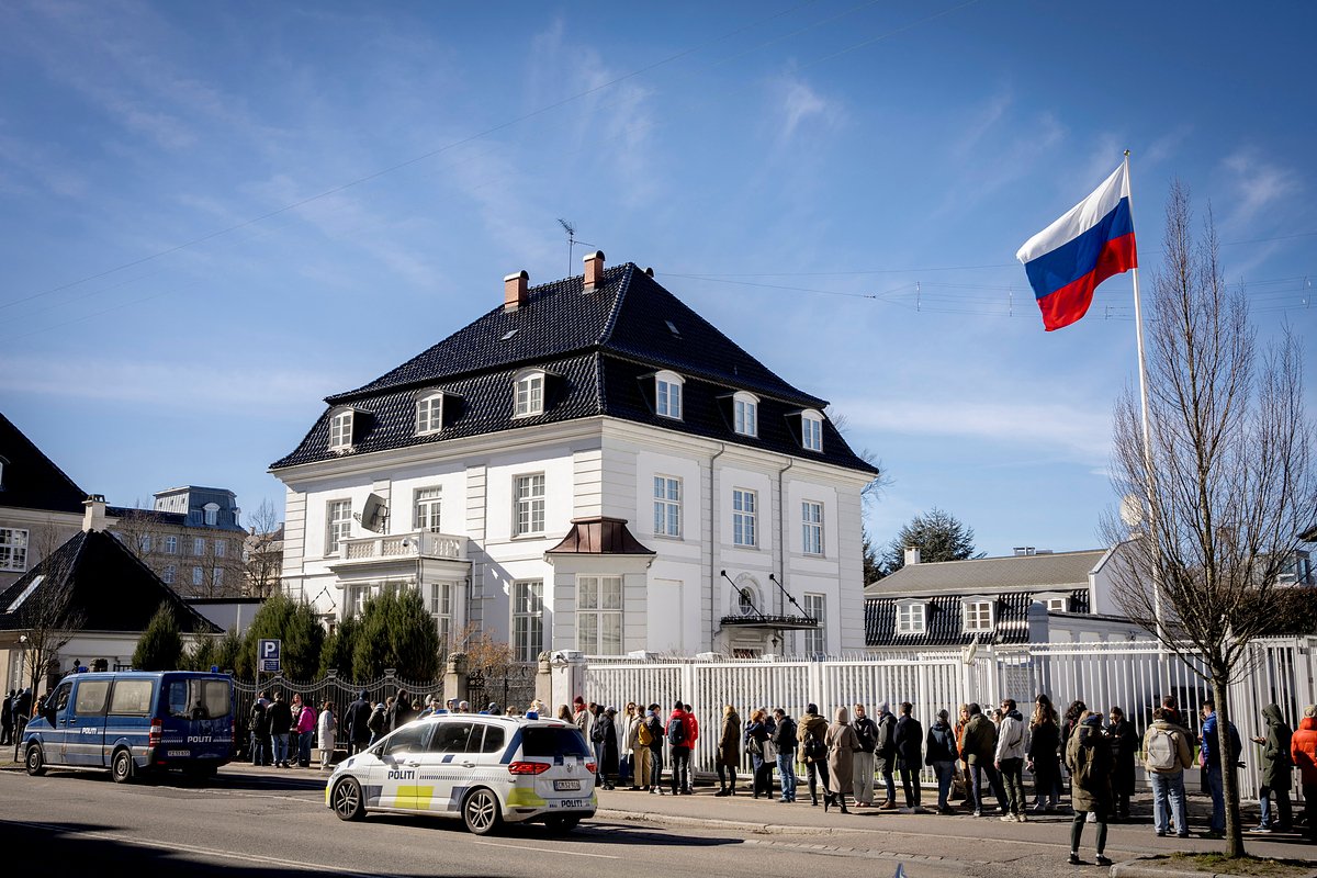 Граждане России ждут голосования перед посольством России в Копенгагене, Дания, 17 марта 2024 года