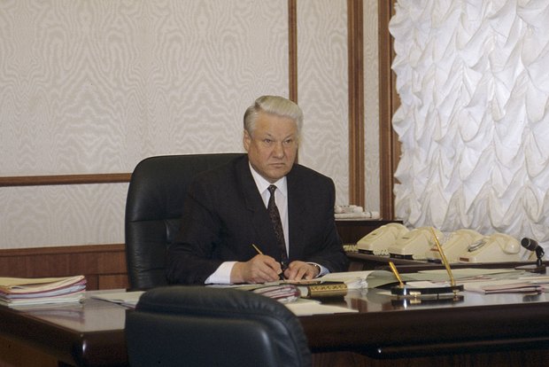 Борис Ельцин в рабочем кабинете