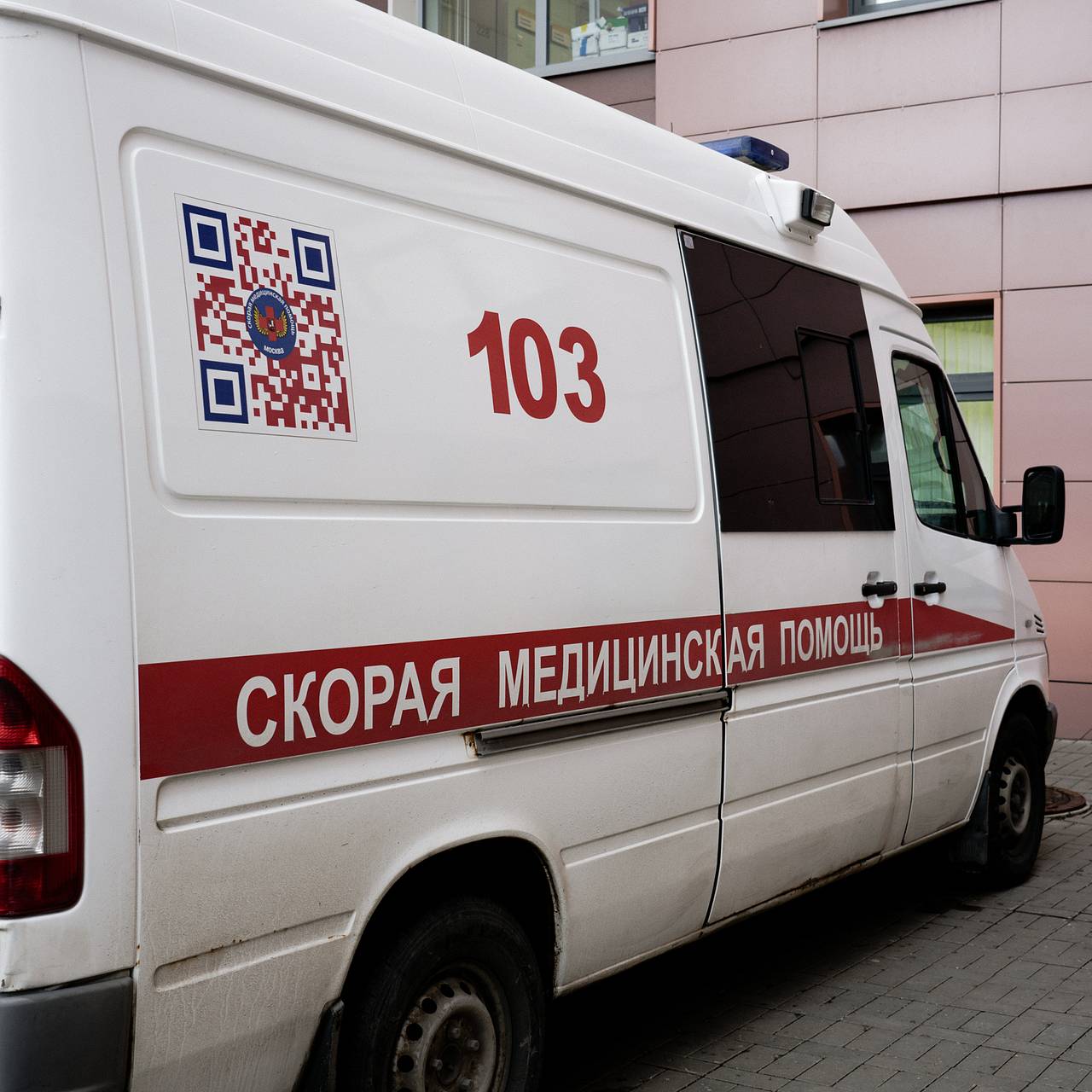 Мужчина оказался в больнице после встречи с охранниками российского торгового центра