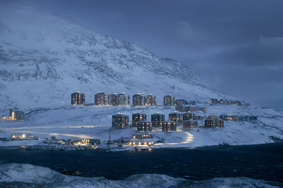 Жилые дома в городе Нуук, Гренландия, 13 марта 2025 года
