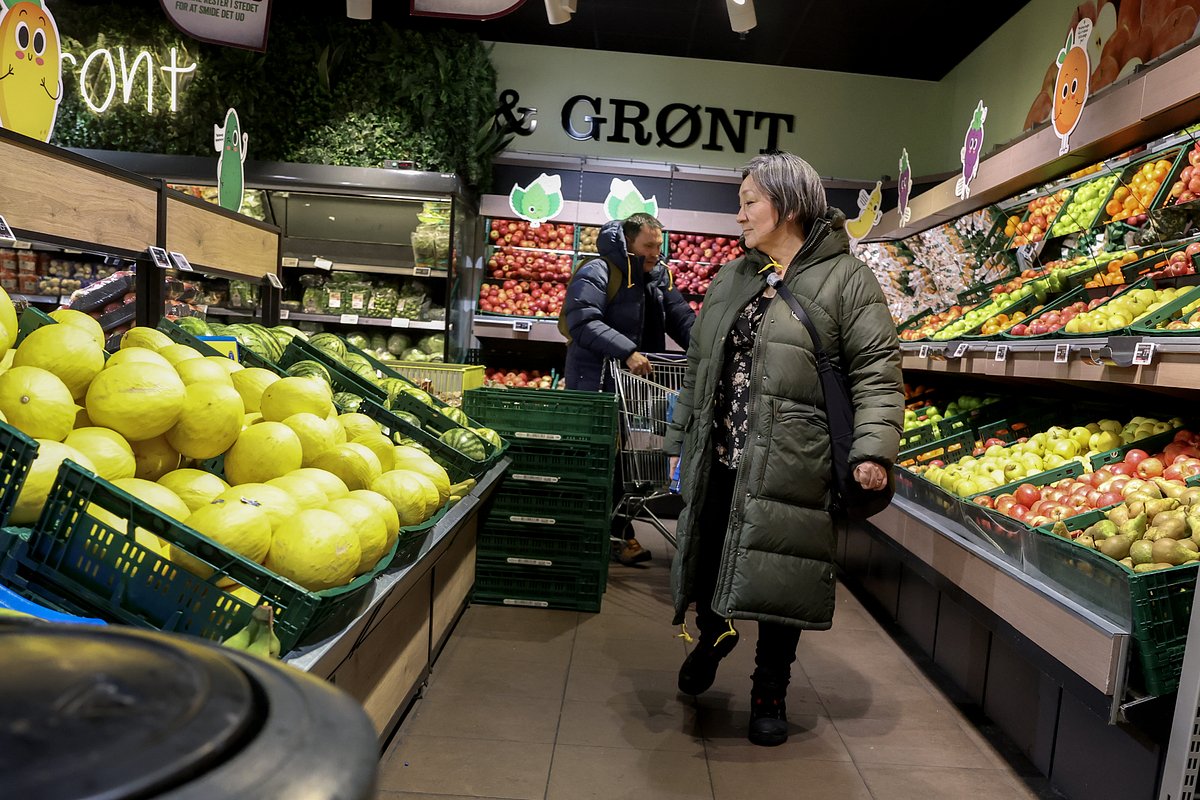 Жители выбирают продукты в магазине, Нуук, Гренландия, 14 марта 2025 года