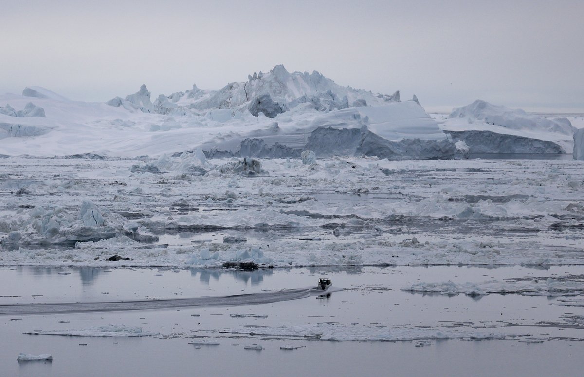 Рыболовецкое судно обходит айсберги, отколовшиеся от ледника Якобсхавн в заливе Диско, Илулиссат, Гренландия, Дания, 10 марта 2025 года

