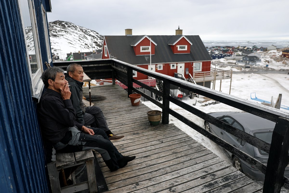 Люди отдыхают возле своего дома, поселок Илулиссат, Гренландия, Дания, 10 марта 2025 года 