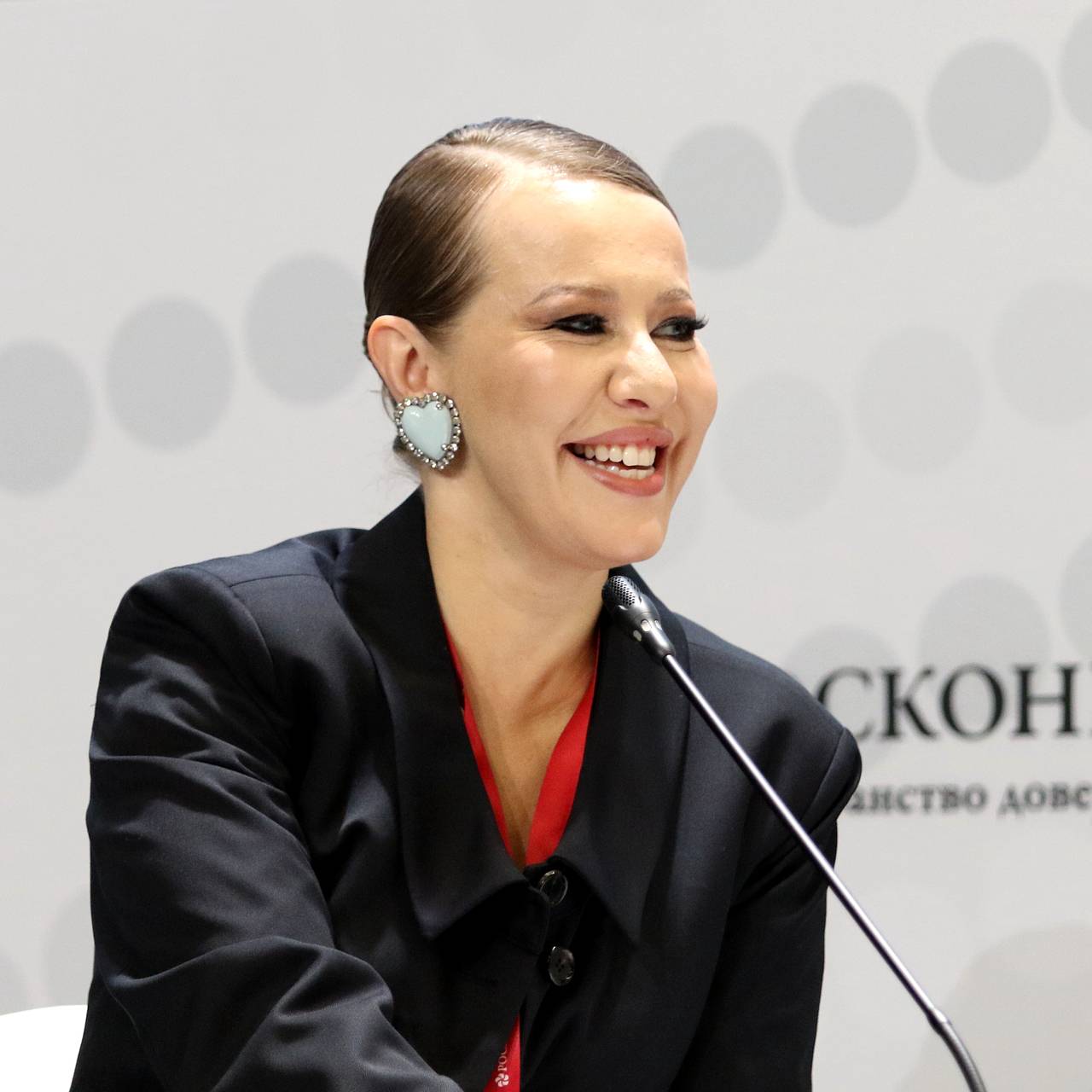 Собчак показала ванную в новой квартире с плакатами из кладовки